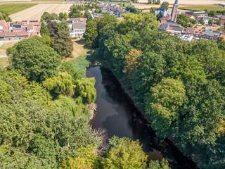Kasteel Stoffelt opgetrokken in 1869 onderscheidt zich door zijn historische grandeur, solide bouw met ruime indeling en een ongeëvenaard potentieel. <br /><br />Het landgoed, een zee van rust en privacy<br /><br />Het kasteel is omgeven door een omvangrijk privaat domein (2,8 hectare), met een schitterende variëteit aan landschappen, waaronder een privaat bos, een sfeervolle vijver, een kleurrijke bloementuin en diverse fruitbomen. Dit maakt het de ideale setting voor lange wandelingen of ontspannen momenten in de natuur.<br /><br />De indeling van dit kasteel is ontworpen om zowel intieme momenten als grootse ontvangsten te faciliteren:<br /><br />Het gelijkvloers:<br />Betreed de woning via een imposante hal die leidt naar een luxueus salon en een royale eetkamer, perfect voor het hosten van diners. Daarnaast vindt u een stijlvol bureel (ideaal als directiekantoor of bibliotheek), een ruime keuken en praktische nevenruimtes.<br /><br />Het verdiep:<br />De eerste verdieping biedt een weelderige privé-oase met vier vorstelijke slaapkamers, aangevuld door luxe badkamers en een dressing.<br /><br />De zolder:<br />De zolderverdieping is via een vaste trap bereikbaar en biedt een blanco canvas om uit te breiden met extra suites, een fitnessruimte of een penthouse-achtige studio.<br /><br />De kelder:<br />De woning is volledig onderkelderd, die zorgt voor een immense opslagcapaciteit of de mogelijkheid om een wijnkelder van formaat te creëren.<br /><br />Kasteel Stoffelt is uitermate geschikt voor de meest veeleisende investeerder of koper, en biedt mogelijkheid tot diverse bestemmingen:<br /><br />- Exclusieve residentie: De perfecte, ruime gezinswoning met allure en grandeur.<br />- Boutique hotel / B&B: Transformeer het pand in een high-end hotel of luxe B&B om gasten in stijl te ontvangen.<br />- Hoofdkantoor / Vrij Beroep: Vestig uw vrij beroep of uw statige hoofdkantoor op een locatie die klasse en stabiliteit uitstraalt.<br /><br />Bent u geïnteresseerd in een bezichtiging van dit unieke en exclusieve landgoed? Neem contact op voor meer informatie over Kasteel Stoffelt, Molenstraat 13.