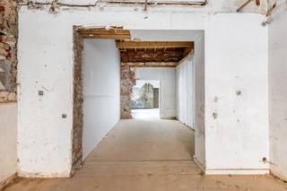 In de alom bekende Diestsestraat te Leuven treffen we deze mooie handelsruimte met veel visibiliteit. De commerciële ruimte of bureelruimte wordt u casco aangeboden, zodoende ze nog volledig naar eigen hand en smaak kan worden ingericht en ingedeeld. Grondplannen beschikbaar. Tussen station, Bondgenotenlaan, Vismarkt, Oude Markt, Vaartkom naast handelszaken en resto’s, cafés, cultuur, bus, supermarkt, apotheek, scholen. Interesse in deze mooie handelsruimte? Contacteer ons dan zeker voor wat meer informatie en/of een bezoek op 016/22.82.22 of info@homies.be, HOMIÉS, an Eye for Immo! 