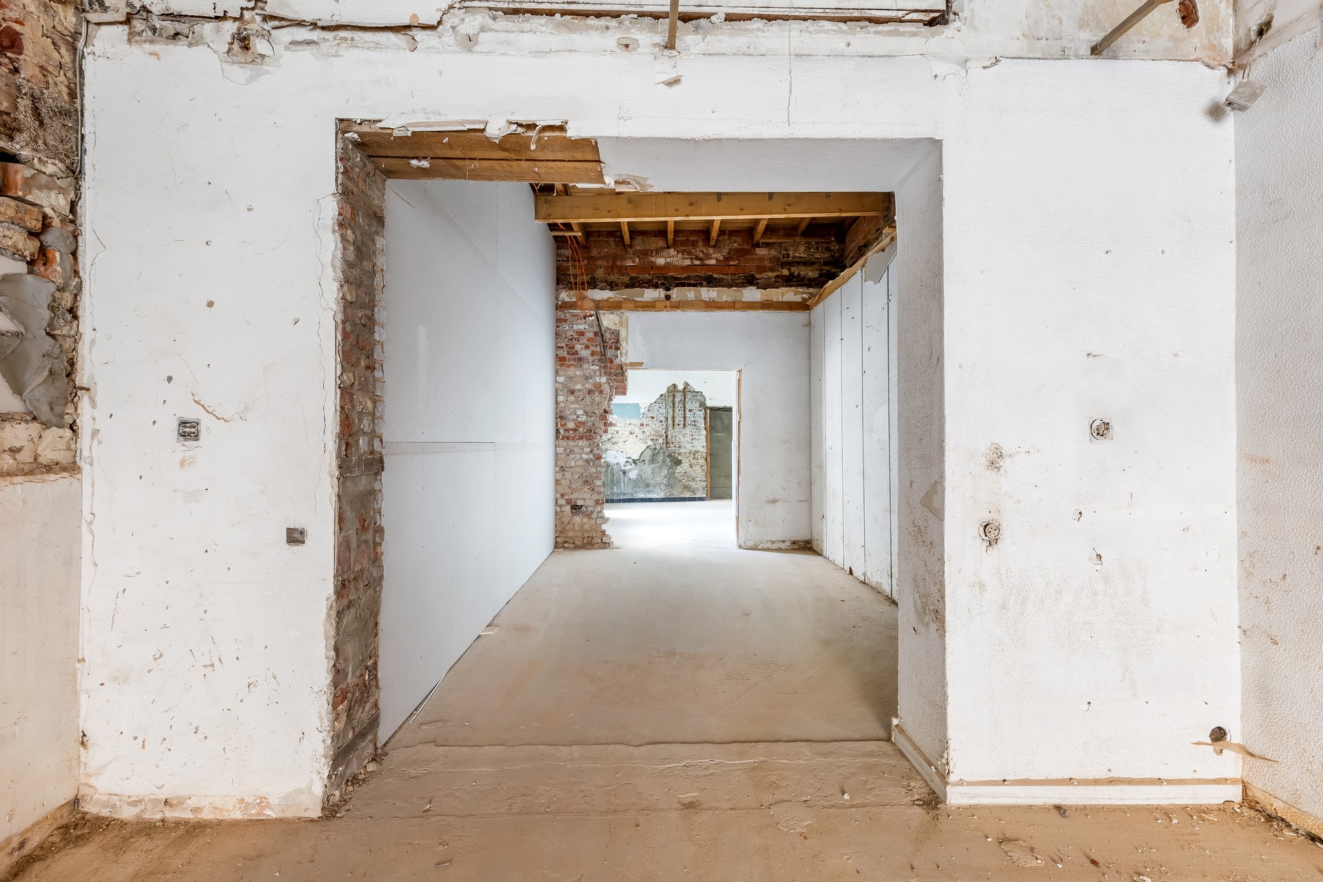 Handelsruimte met veel visibiliteit op toplocatie - foto 3