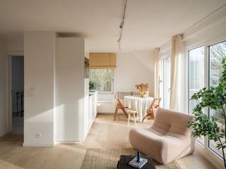 <p><span>Bent u op zoek naar een instapklaar duplex appartement met zonnig terras op een uitstekende ligging? Dit gerenoveerde appartement bevindt zich in een kleinschalig appartementsgebouw met slechts 4 units, dat recent een totaalrenovatie onderging. Hier woont u in alle rust, met het comfort van een modern en energiezuinig gebouw.</span></p>
<p><span>Het appartement werd met oog voor detail en kwaliteit vernieuwd en biedt een doordachte indeling met een lichtrijke leefruimte, een moderne keuken en een hedendaagse afwerking. Momenteel beschikt de unit over één ruime slaapkamer, maar er is eenvoudig de mogelijkheid om een tweede slaapkamer te creëren, wat het geheel bijzonder flexibel maakt voor eigen bewoning of als investering. Daarnaast zijn er twee douchekamers en is er een aansluiting voorzien voor een wasmachine, wat bijdraagt aan het hedendaagse wooncomfort.</span></p>
<p><span>Een absolute troef is het westelijk georiënteerde terras waar u in alle rust kan genieten van de namiddag- en avondzon.</span></p>
<p><span>Als extra troef zijn er kelderbergingen (verplicht mee aan te kopen) en gesloten garageboxen (slechts 1) beschikbaar. Het gebouw blijft kleinschalig en rustig, met slechts vier entiteiten, en werd samen met het appartement gerenoveerd.</span></p>
<p><span>De ligging is een absolute meerwaarde: vlot bereikbaar en centraal gelegen nabij het UZ Gent, het station, het bruisende centrum en diverse parken. Openbaar vervoer, winkels en belangrijke invalswegen bevinden zich in de onmiddellijke omgeving.</span></p>
<p><span>Kortom, een ideale opportuniteit voor wie comfortabel en zorgeloos wil wonen op een strategische locatie in Gent, met extra potentieel dankzij de uitbreidingsmogelijkheden.</span></p>
<p><span>Interesse? Neem vandaag nog contact op voor meer informatie of een bezoek!</span></p>