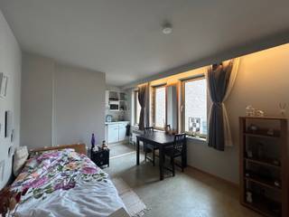 <span><span><strong>**Studeren in Residentie Het Park**</strong></span><br /><br />In Residentie Het Park, gelegen in de Vlamingenstraat te Leuven grenzend aan de Parkstraat en Naamsestraat kan je deze studentenbuilding vinden. Niet enkel de ligging is een enorme troef maar ook de private fietsenstalling en de voorziene tuin zorgen voor een aangenaam verblijf. De studio zelf heeft een privatieve badkamer en kitchenette en is uiterst ruim. Bijkomend geniet deze van veel raampartijen wat zorgt voor een natuurlijke lichtinval. </span><br /><br /><strong><span>Een bezoekje ter plaatse in plannen? Dat kan! Contacteer onze Expert Investeringsvastgoed Jacky: 0495 53 46 49 of jacky@connect-immo.be</span><br />Wsche-Gvkr-Gdv-Gvv<br />EPC: 320 Kwh/m² - UC: 2915964<br /></strong>