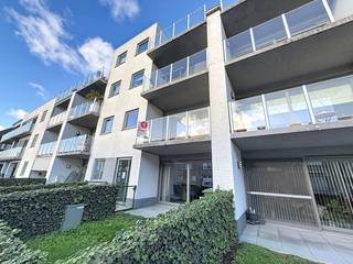 Uiterst ruim en lichtrijk appartement (90m²) te huur met 2 ruime slaapkamers, kelderberging, autostaanplaats en gemeenschappelijke fietsenberging in residentie 'Cobourg' te Veurne. Zeer rustig gelegen, doch slechts op wandelafstand van het openbaar vervoer, winkels en stadscentrum.INDELING:> Eerste verdieping: - Inkomhal met gastentoilet; - Ruime, lichtrijke leefruimte (36,5m²) met open ingerichte keuken voorzien van keramische kookplaat, combi-oven, ingebouwde vaatwas, anderhalve spoelbak, dampkap en ingebouwde koelkast met vriesvak:- Terras toegankelijk via de leefruimte;- Grote berging met aansluiting wasmachine; - Ruime badkamer met wasmeubel, ligbad én douche; - 2 ruime slaapkamers (12,3m² &amp; 13,5m²).> Kelderverdieping: - Kelderberging; - Autostaanplaats; - Gemeenschappelijke fietsenstalling;TROEVEN- Goede ligging dichtbij centrum Veurne- Staanplaats inbegrepen in de huurprijs;- Zonnig terras.Gemeenschappelijke kosten: €60/maandBeschikbaar vanaf: 01/04/2026 Ben je geïnteresseerd in dit pand te huur in Veurne? Ga naar de website www.dewaele.com, klik op het pand dat je wenst te huren. Via de rode knop "vraag je bezoek aan" vragen we u kort een profiel in te vullen. Daarna nemen we contact op voor een bezoek. Telefonisch kunnen er geen afspraken gemaakt worden.