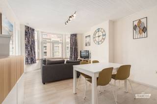 Op wandelafstand van het strand, het station, de winkelstraat en het openbaar vervoer bevindt zich dit opgefriste appartement met twee slaapkamers, gelegen in het bruisende centrum van Blankenberge. Dankzij de centrale ligging bevinden winkels, restaurants en tal van ontspanningsmogelijkheden zich binnen handbereik.<br /><br />Het appartement bevindt zich op de tweede verdieping van een kleinschalige residentie. Bij het binnenkomen komt u terecht in een aangename leefruimte met een verzorgde uitstraling en een laminaatvloer. Aansluitend bevindt zich de vernieuwde keuken, die het geheel een frisse en eigentijdse uitstraling geeft.<br /><br />Verder beschikt het appartement over twee slaapkamers, die flexibel kunnen worden ingericht volgens uw persoonlijke wensen. Of u nu op zoek bent naar een vaste woonst, een tweede verblijf aan zee of een interessante investering, dit appartement biedt tal van mogelijkheden.<br /><br />De badkamer is uitgerust met een ligbad en een toilet. Een extra troef zijn de twee privatieve bergingen: één op de tweede verdieping en één op niveau -1. Ideaal voor het praktisch opbergen van fietsen, strandmateriaal en andere spullen.<br /><br />De combinatie van de centrale ligging, de twee slaapkamers, de vernieuwde keuken en de privatieve bergruimte maakt dit appartement tot een interessante opportuniteit aan de Belgische kust.<br /><br />Droomt u van een eigen plekje aan zee? Ontdek zelf de troeven van dit appartement en neem vandaag nog contact met ons op om een bezoek in te plannen!<br /><br />