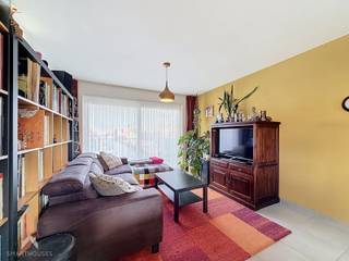 <p>Instapklaar duplexappartement, gelegen aan Overstatie in Roeselare, vlak bij het station en het stadscentrum, met winkels, diensten en openbaar vervoer in de directe omgeving. Dankzij de vlotte verbinding zijn ook de autosnelwegen snel bereikbaar. Het appartement bestaat uit een inkomhal met apart gastentoilet, een kinderkamer/bureau en een gezellige leefruimte met open keuken. Aansluitend is er een ruime berging met aansluitingen voor wasmachine en droogkast en west-gericht terras met openzicht. <br /><br />Op de verdieping bevinden zich twee ruime slaapkamers en een badkamer met bad-douchecombinatie en lavabomeubel. Via een trapluik bereikt u de bergzolder van ca. 16 m², ideaal als extra stockageruimte. Ideale starterswoning of als investeringeigendom.</p>
<p>Extra troeven:</p>
<ul>
<li>Energiezuinig</li>
<li>Conforme elektrische installatie</li>
<li>Uiterst centrale ligging</li>
<li>Westgericht terras</li>
<li>Beperkte syndickosten dankzij afwezigheid van een lift</li>
<li>Garagebox met elektriciteitsvoorziening</li>
<li>Aangelegd reservefonds voor toekomstige kosten</li>
<li>Instapklaar</li>
</ul>
<p>Deze woning is te koop ZONDER makelaar via het concept van Smart Houses! Wenst u verdere inlichtingen of een bezoek? Contacteer rechtstreeks de eigenaar via <span>+32485766581</span></p>