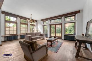 <p>Karaktervol huis te koop in centrum Eeklo met praktijkgedeelte, dubbele garage, 8 kamers en polyvalente zolderruimte. Bent u op zoek naar een woning met enorm veel potentieel of wilt u wonen en werken combineren? Dan is dit pand beslist iets voor u.</p>
<p>Deze authentieke, te renoveren dokterswoning, ontworpen door architect P. Hollevoet (1960), bevindt zich in het centrum van Eeklo, op wandelafstand van het station, de markt en het Krugerplein.</p>
<p>Het gelijkvloers bestaat uit een praktijkgedeelte met inkom, twee dokterskabinetten, wachtruimte, archiefruimte en een apart toilet. Aansluitend is er de inkomhal van het privégedeelte met toegang tot de dubbele inpandige garage, een afzonderlijk toilet, de keuken en een lichtrijke leefruimte met eetkamer, afgewerkt met massieve parket. Vanuit de leefruimte, eetkamer en garage heeft u rechtstreeks toegang tot de westgerichte tuin.</p>
<p>Op de eerste verdieping bevinden zich zes slaapkamers, een badkamer en een douchekamer. De zolderverdieping, bereikbaar via een vaste trap, herbergt nog twee extra (slaap)kamers én een prachtige polyvalente ruimte, volledig uitgewerkt tot in de nok met een indrukwekkend dakgebinte.</p>
<p>Deze te renoveren woning werd ontworpen met oog voor detail en beschikt nog steeds over tal van authentieke en kwalitatieve elementen. Dankzij de royale ruimtes en het geïntegreerde praktijkgedeelte biedt dit pand bijzonder veel potentieel voor wie wonen en werken wil combineren, of voor wie op zoek is naar een ruime karaktervolle gezinswoning.</p>
<p>Bent u benieuwd naar meer? Neem dan snel contact met ons op voor een bezoek ter plaatse!</p>