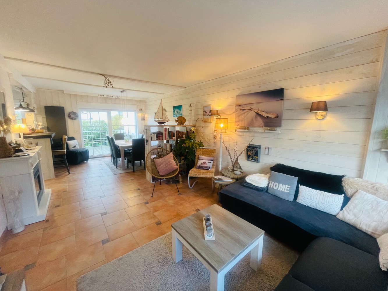 Zeebrugge à 50 mètres de la mer Maison très charmante entièrement rénovée avec 5 chambres à coucher, 3 salles de bains et 3 terrasses. Atout majeur : 2 places de parking et un grand garage. Comprend une allée pour 2 voitures en enfilade, un grand garage, - foto 2