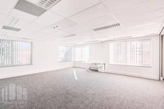 <strong>430 m² </strong>de bureaux élégants à louer (et à vendre)<br />Excellente situation, à proximité de la sortie R0 Groot-Bijgaarden, avec un accès facile au carrefour de l<strong>’E40</strong>. Également facilement accessible par les transports en commun (bus, tram et train) : la gare de Sint-Agatha-Berchem se trouve à seulement 200 m.<br /><br />Les bureaux sont situés au deuxième étage et comprennent des salles de réunion, un espace pour réunions individuelles, une salle à manger avec kitchenette et des sanitaires modernes.<br /><br />Ces bureaux font partie de "<strong> Inter Access Park</strong>” et offrent un environnement de travail professionnel et confortable. Le bâtiment est équipé d’ascenseurs, d’un contrôle d’accès et d’un système d’alarme incendie.<br /><br />Un grand nombre de places de parking est disponible, avec possibilité d’achat. D’autres surfaces sont également disponibles, de <strong>73 m² à 2.359 m²</strong>, à louer ou à vendre.<br /><br />Grâce à son emplacement dans un quartier dynamique, vous bénéficierez également d’une large offre de commerces et de restaurants à proximité, idéal pour les collaborateurs comme pour les visiteurs.<br /><br />Contactez <strong>PANORAMA B2B</strong> pour plus d’informations, plans ou une visite sans engagement au<strong> 0477 09 00 09.</strong>