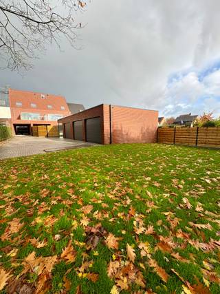 Gloednieuwe ruime duplex met 3 slaapkamers en mooi terras in hartje Kanegem-dorp.Op zoek naar een instapklare woning in een rustige, groene omgeving?...