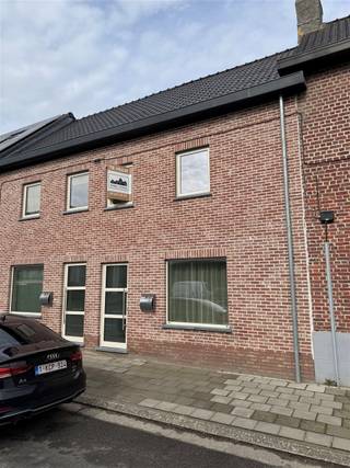 <p><span>Bezoeken kunnen niet telefonisch ingepland worden, huurprofiel is verplicht:</span></p><p><span>Klik op BEZOEK AANVRAGEN op onze website (www.immo-zone.be) en boek online uw afspraak in.</span></p><p><span>Visits cannot be scheduled by phone, a rental profile is required:</span></p><p><span>Click on REQUEST VISIT on our website (www.immo-zone.be) and book your appointment online.</span></p><p><span>Les visites ne peuvent pas être planifiées par téléphone, le profil de location est obligatoire:</span></p><p><span>Cliquez sur DEMANDER UNE VISITE sur notre site web (www.immo-zone.be) et réservez votre rendez-vous en ligne.</span></p><p><span>Deze leuke bebouwing is centraal gelegen nabij alle voorzieningen zoals scholen, winkels en openbaar vervoer.</span></p><p><span>Ook opritten van de E40 en R4 zijn vlakbij en vlot bereikbaar.</span></p><p><span> </span></p><p><span>De woning omvat:</span></p><p><span>Ruime lichtrijke leefruimte met open keuken die voorzien is van een gaskookplaat, frigo, oven en vaatwasser.</span></p><p><span>Achtergelegen vinden we de badkamer die voorzien is van een dubbel badkamermeubel, douche, toilet en plaats voor wasmachine en droogkast. </span></p><p><span>Verder treffen we gelijkvloers nog een praktische berging.</span></p><p><span>Op de eerste verdieping vinden we 2 ruime slaapkamers. Via een zoldertrap kan u naar de zolder die dienst kan doen als berging.</span></p><p><span>Tot slot beschikt deze woning ook nog over een aangename en onderhoudsvriendelijke tuin.</span></p><p><span> </span></p><p><span>EPC label A 90 kWh/(m² jaar).</span></p><p><span>Deze woning is beschikbaar vanaf 01/07. </span></p>