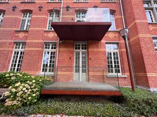 <p><span>Midden in het prachtige Groot Park, omgeven door eeuwenoude bomen en groen, waar rust en stilte de toon zetten, en op slechts een boogscheut van Leuven, zijn wij verheugd dit energiezuinig appartement te koop aan te bieden. </span></p><p><span> </span></p><p><span>Deze herontwikkelde historische site werd door de gerenommeerde projectontwikkelaar ViRiX omgevormd tot een exclusief woonpark met een sterke focus op erfgoed, groen en woonkwaliteit. </span></p><p><span> </span></p><p><span>Dit luxueuze appartement met een bewoonbare oppervlakte van 108 m², is gelegen op het gelijkvloers van het impressionant paviljoen, dragende de naam Salve Mater, dat in 2025 opgeleverd werd. Het appartement beschikt over een inkomhal, een gastentoilet, een ruime en lichtrijke living met open, volledig ingerichte keuken, een praktische berging, een nachthal, een eerste slaapkamer en eerste badkamer. Verder is er ook nog de master bedroom met en suite badkamer voorzien van een ruime inloopdouche. </span></p><p><span> </span></p><p><span>Een niet te missen pluspunt is het aangenaam zuid georiënteerde terras van 9 m², dat uitkijkt op de prachtige vallei en waar u dagelijks geniet van een oase van rust.</span></p><p><span> </span></p><p><span>Verder geniet u bovendien van een uitzonderlijk aanbod aan gemeenschappelijke faciliteiten waaronder het wellnesscentrum met een 16 meter lang verwarmd zwembad, een sauna en een volledig uitgeruste fitnessruimte, die uitsluitend toegankelijk zijn voor bewoners. Daarnaast is ook de fietsenstalling inbegrepen in de prijs en bestaat de mogelijkheid om een autostaanplaats en/of een kelder bij aan te kopen.</span></p><p><span> </span></p><p><span>Kortom, dit appartement biedt een zeldzame combinatie van hedendaags wooncomfort in een historische setting. Een unieke kans voor wie op zoek is naar luxueus wonen, energiezuinigheid, hoogwaardige architectuur en rust, zonder in te boeten aan bereikbaarheid en nabijheid van Leuven.</span></p><p><span> </span></p><p><span>Dit appartement wordt afgewerkt aangeboden inclusief vloerbekleding, schilderwerken en lichtarmaturen. Verkoop onder het registratierechten. </span></p><p><span> </span></p>