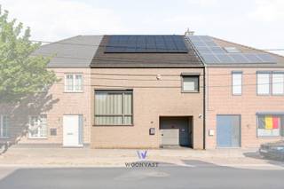 Deze instapklare woning, gebouwd in 2008, combineert ruimte, comfort en een uitstekende energiezuinigheid dankzij het EPC A (95 kWh/m²/jaar).<br /><br />Op het gelijkvloers geniet u van een lichtrijke leefruimte, een praktische keuken en een inpandige garage. Op de verdiepingen bevinden zich drie volwaardige slaapkamers, een ruime badkamer die naar eigen smaak kan worden opgefrist en een bijzonder ruime zolderkamer die perfect dienst kan doen als vierde slaapkamer, hobbyruimte, bureau of speelkamer.<br /><br />Buiten wacht een gezellige, groene tuin met een prachtige zwemvijver waar u in alle rust kunt genieten. De woning is bovendien gunstig gelegen op korte afstand van het centrum van Zele, met een vlotte verbinding richting Dendermonde en de E17.<br /><br />Bent u op zoek naar een recente, energiezuinige gezinswoning met veel ruimte en een unieke tuinbeleving? Dan is deze woning zeker een bezoek waard.<br /><br />Interesse? Contacteer Senne via 0499 47 10 68 of via senne@woonvast.be