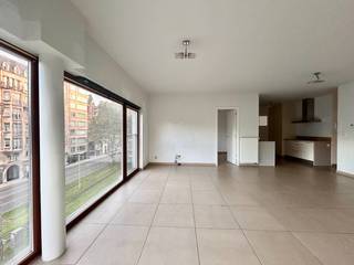 ✨ Wonen aan de Belgiëlei ✨<br />Mooi en lichtrijk appartement met 2 slaapkamers en een zonnig terras, gelegen op de 3e verdieping van de residentie Albert Square 🌿 Met een prachtig uitzicht over het Albertpark én Harmoniepark. Dat is elke dag genieten.<br />🏠 Wat mag je verwachten? ✔️ Ruime, lichte leef- en eetruimte ✔️ Open keuken met vaatwas, combi oven & koelkast met vriezer ✔️ Handige berging voor wasmachine & droogkast ✔️ Apart toilet ✔️ Badkamer met ligbad/douche & dubbele lavabo ✔️ Twee volwaardige slaapkamers ✔️ Eigentijdse bevloering & netjes geschilderd ✔️ Condensatieketel op aardgas ✔️ Gemeenschappelijke fietsenstalling 🚲 ✔️ Het appartement wordt volledig opgefrist ✨<br /><br />💰 Huurprijs €1.050 / maand + Vaste kosten: €100 / maand <br />Elektriciteit, gas & water individueel<br /><br />📍 Ligging & doelgroep Toplocatie op de hoek van Belgiëlei en Mechelsesteenweg — winkels, parken, openbaar vervoer en Harmonie om de hoek. Ideaal voor wie houdt van comfort, licht en een stadsgevoel.<br /><br />📅 Beschikbaar vanaf 1 november 2026<br /><br />📞 Interesse of een bezoek plannen? Contacteer ons via 03/203.02.02 of immo@sidimex.be. Wij ontvangen je met de glimlach 🤍<br /><br />#Sidimex #TeHuurAntwerpen #AppartementTeHuur #Belgiëlei #Harmonie #Albertpark #ZonnigTerras #Instapklaar #Bijonszituvastgoed