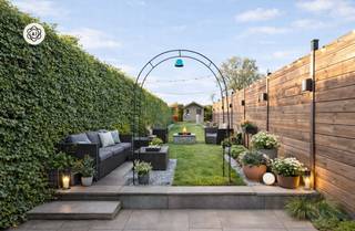 TOFFE en RUSTIG gelegen woning aan de groene rand van Ronse, met zij-ingang die toegang geeft tot het terras en tuin.Op het gelijkvloers bevindt zich...