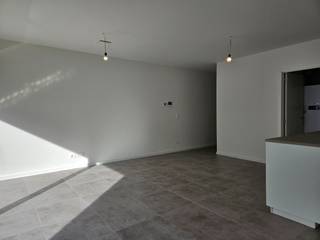 BEZOEK AANVRAGEN ENKEL MOGELIJK VIA VOLGENDE LINK: https://verlinden.mijnhuurprofiel.be/property/c088e25b-6d0c-400d-9e32-a811f1be1d37<br /><br />Dit nieuwe, energiezuinige appartement is gelegen in het centrum van Mol op wandelafstand van winkels, horeca, scholen, openbaar vervoer...<br /><br />Het appartement op de 1ste verdieping is bereikbaar via de lift of de gemeenschappelijke trappenhal. Via de inkomhal met gastentoilet kom je terecht in de leefruimte en open keuken. Deze is volledig geïnstalleerd en voorzien van alle comfort; een vaatwasser, koelkast, inductiekookplaat, afzuigkap, combi-oven, spoeltafel en voldoende opbergruimte. Naast de keuken is de berging met aansluiting voor de wasmachine voorzien.<br /><br />Via de nachthal kom je bij de 2 slaapkamers en de badkamer, uitgerust met inloopdouche, handdoekdroger en wastafel met meubel.<br /><br />Aan de achterkant is een terras voorzien waar je rustig kan genieten.<br /><br />In de kelder is er een kelderberging en autostaanplaats aanwezig.<br /><br />Huurprijs: €900/maand | gemeenschappelijke kosten: €45/maand | beschikbaarheid: onmiddellijk | EPB in opmaak