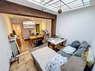 <p><span>Charming town house with 4 bedrooms, terrace and large garden within walking distance of the centre of Geraardsbergen</span></p><p><span>Are you looking for a spacious town house with all amenities close by? This property, ready for refreshing, offers plenty of potential, lots of natural light and space, all in a highly convenient location.</span></p><p><span>Layout</span><span><br />The entrance hall leads you to the fully equipped kitchen and the </span><span>bright living room</span><span>, enhanced by a skylight. At the back of the house, you will find a </span><span>separate guest toilet</span><span> and a </span><span>bathroom</span><span> with walk-in shower, vanity unit and toilet.</span></p><p><span>Outside, a </span><span>terrace with storage area</span><span> and a </span><span>large, sunny garden</span><span> provide a rare and valuable outdoor space in the city centre.</span></p><p><span>On the </span><span>first floor</span><span>, there are 2 full-size bedrooms.<br />The </span><span>second floor</span><span> features a third bedroom with an </span><span>en-suite bathroom</span><span> (vanity unit and toilet) and an additional room that can serve perfectly as an office, dressing room or hobby space.</span></p><p><span>Key features</span></p><ul><li><span>Electrical installation compliant with AREI regulations</span></li><li><span>EPC label C </span><span>no renovation obligation</span></li><li><span>4 bedrooms + office space</span></li><li><span>Large terrace and garden</span></li><li><span>Walking distance from the city centre, shops and public transport</span></li></ul><p><span>Interested in this property? Reply via the advertisement and we will contact you to schedule a visit.</span></p>