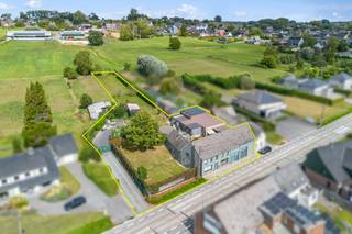 <p>Op zoek naar een eigendom waar wonen en werken perfect te combineren zijn? Dan is deze woning met groot atelier precies wat u zoekt!</p>
<p>Gelegen op een perceel van maar liefst 32 are, biedt dit pand een zee aan mogelijkheden. Het woonhuis is op te frissen en beschikt over twee badkamers, overal dubbel glas en centrale verwarming op gas.</p>
<p>Achteraan het perceel bevindt zich een indrukwekkend atelier van 190 m², volledig geïsoleerd, voorzien van een eigen keuken, opslagruimte en verwarmd met een pelletkachel – ideaal voor zelfstandigen, creatieve beroepen of als ruime hobbyruimte.</p>
<p>Verder vindt u in de woning nog extra ruimtes die perfect dienst kunnen doen als bureau of zelfstandige activiteit. Daarnaast is er nog een gigantische garage van 85 m² en een grote oprit met ruime parkeermogelijkheden.<br /><br />Indeling: Op de gelijkvloers heeft u een inkomhal, leefruimte, bureau, keuken, badkamer, technische ruimte, opslagplaats, garage. Op de eerste verdieping zijn er 4 slaapkamers en een badkamer alsook voldoende bergruimte en zolder.</p>
<p>Voor deze woning geldt er een renovatieverplichting.</p>
<p>Benieuwd naar meer en welke mogelijkheden dit pand te bieden heeft? Bel Jordi 0477/32.61.53<br /><br /></p>