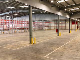 Dit recente industrieel pand bevindt zich aan de Bosstraat 46 in Lummen, centraal in Limburg en vlak bij het klaverblad van de E313 en E314...