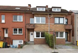 Zeer goed gelegen in het centrum, charmante en gezellige karakterwoning met een zuidwestgerichte tuin, bestaande uit een inkom, woonkamer,...