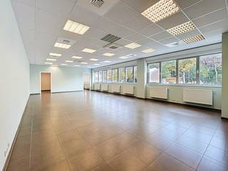 Cet espace de bureaux de 165 m² comprend :- Hall d'entrée- Bureaux au rez-de-chaussée avec espaces séparés- Toilettes et kitchenette- 8 places de...