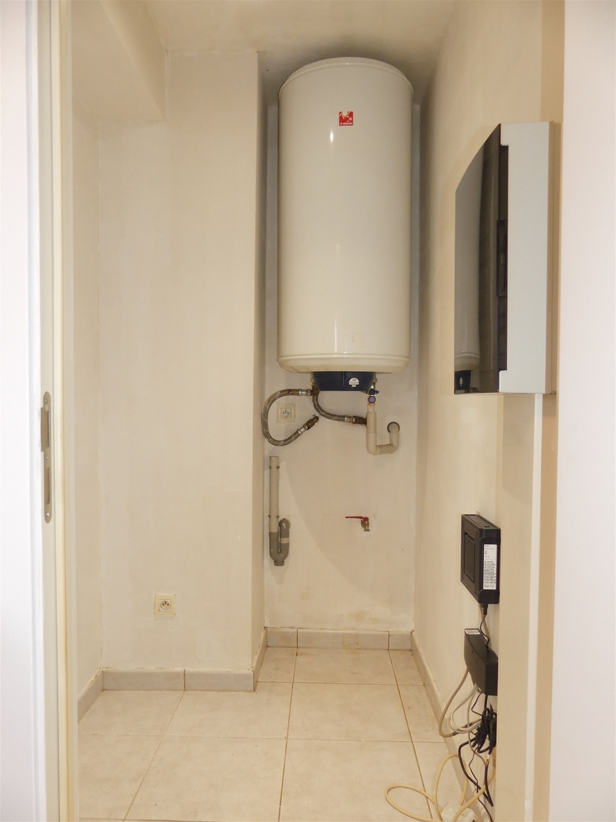 Instapklaar appartement met balkon gelegen in het woonerf 'Hof ter Bloemmolens' - achteraan zicht op de Handzamevaart - foto 5