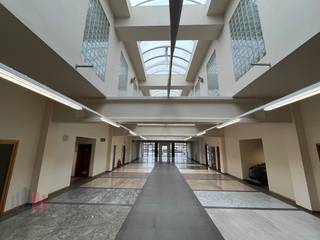 Cet espace multifonctionnel offre de nombreuses possibilités, qu'il s'agisse d'un espace de stockage, d'un showroom ou d'un espace de bureau. Avec...