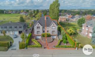 EERSTE KIJKDAG ZONDAG 23/08 VAN 10u TOT 12u (enkel op afspraak!) <br /><br />ERPE-MERE – Degelijke gezinswoning met potentieel in het landelijke Mere<br /><br />Deze woning bevindt zich in het hart van Mere, op wandelafstand van de kerk, scholen, winkels en het openbaar vervoer, en geniet bovendien van een vlotte aansluiting op de E40. Het betreft een degelijk gebouwde gezinswoning die opfrissing en modernisering kan gebruiken, maar dankzij haar goede basis en praktische indeling heel wat mogelijkheden biedt. Met een EPC-label D geldt er bovendien geen renovatieverplichting, waardoor de werken stap voor stap en volgens eigen budget en wensen kunnen worden uitgevoerd.<br /><br />Bij het binnenkomen komt u terecht in de inkomhal met trap. Daarnaast bevindt zich een aparte ruimte die ideaal kan dienen als bureau, hobbyruimte of extra kamer. De woonkamer met eetplaats sluit aan op de aparte keuken. Verder beschikt het gelijkvloers over een berging en een afzonderlijk toilet.<br /><br />Op de eerste verdieping bevinden zich drie slaapkamers en een badkamer uitgerust met bad, toilet en badkamermeubel. Via een vaste trap bereikt u de zolderverdieping, waar bijkomende kamers of een polyvalente ruimte kunnen worden ingericht.<br /><br />De kelderverdieping biedt plaats aan een technische ruimte met CV-installatie op mazout, een wasruimte en een inpandige garage. Achteraan beschikt de woning over een aangenaam terras met een mooi en groen uitzicht op de achterliggende boomgaard en weide.<br /><br />Dankzij de degelijke basis, drie slaapkamers, uitbreidingsmogelijkheden en centrale ligging is dit een interessante starterswoning of gezinswoning voor wie niet terugschrikt van wat moderniseringswerken en de woning stap voor stap naar eigen smaak wil inrichten.<br /><br />Voor meer informatie of een bezoek kan u contact opnemen via info@immoderas.be of 053/60.65.60.