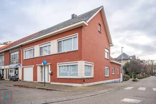 op een toplocatie in het centrum van Hoogstraten.<br /><br />Op het gelijkvloers vindt u een gezellige woonkamer, goed uitgeruste keuken, toilet, inpandige garage en toegang tot de koer. De eerste verdieping biedt een master bedroom met dressing en ensuite badkamer, een tweede slaapkamer met eigen badkamer en extra opbergruimte. De tweede verdieping beschikt over een derde slaapkamer en een ruime zolderruimte. Verder is er een ruime kelder van 90 m².<br /><br />Beschikbaar vanaf 1 augustus 2026.