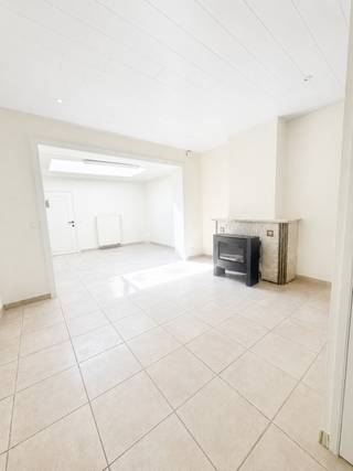 <p>Charmante gesloten woning in het centrum van Heuvelland met gunstig EPC.</p>

<p> </p>

<p>Deze woning combineert een centrale ligging met een praktische indeling en een aangenaam wooncomfort. De woning bevindt zich in het hart van Heuvelland, op korte afstand van winkels, horeca en dagelijkse voorzieningen. Met twee slaapkamers, een garage en extra bergruimte biedt deze woning heel wat mogelijkheden. Een ideale opportuniteit voor wie een huis in het centrum wil huren met een vlotte bereikbaarheid.</p>

<p> </p>

<p>Belangrijkste ruimtes:</p>

<ul><li>Living met aangename leefruimte en veel mogelijkheden voor inrichting.</li><li>Eetkamer aansluitend op de keuken.</li><li>Keuken met praktische indeling.</li><li>Badkamer functioneel ingericht.</li><li>2 slaapkamers met aangename lichtinval.</li><li>Berging voor extra opslagruimte.</li><li>Garage met plaats voor wagen en fietsen.</li><li>Kelder handig voor stockage.</li><li>Zolder </li><li>Terras</li></ul>

<p> </p>

<p>Troeven:<br />• Centrale ligging in het centrum van Heuvelland.<br />• Praktische woning met garage en extra bergruimte.</p>

<p> </p>

<p>Neem vandaag nog contact op met je ERA-makelaar voor een bezoek.</p>

<p> </p>

<p>JOUW DROOMHUIS. ZO GEVONDEN!</p>
