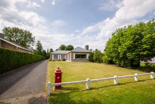 <strong>Een unieke woning met potentieel voor wie exclusief wil wonen in een groene en rustige omgeving nabij Gent!</strong><br /><br /><strong>LIGGING</strong><br /><br /><strong>Gelegen in een doodlopende straat en in één van de meest gegeerde woonwijken van de regio, geniet u hier van privacy, rust en een uitzonderlijke woonkwaliteit.</strong><br /><br />Op slechts enkele minuten van Gent combineert deze woning een uitstekende bereikbaarheid met een groene omgeving.<br />Dankzij de <strong>Mobiscore van 8,7/10 </strong>bevinden winkels, scholen, openbaar vervoer en invalswegen zich nabij.<br />Bovendien liggen de Merelbeekse Meersen, het Rotarybos, Gentbos, zwembad Ter Wallen en de exclusieve Golfclub Zwijnaarde op wandel- en fietsafstand.<br />Een unieke combinatie van natuur, sport en ontspanning wat deze locatie bijzonder geliefd maakt.<br /><br /><strong>INDELING</strong><br /><br />De woning bevindt zich op een ruim perceel met een voortuin, lange oprijlaan en een mooie achtertuin met zicht op groen.<br />Deze uitzonderlijke setting zorgt voor een gevoel van rust en privacy, ideaal om te genieten met familie en vrienden.<br /><br />U komt binnen via de inkomhal die toegang biedt tot de leefruimte, keuken met aangrenzende eetplaats, bureau en gastentoilet.<br />De woonkamer met grote raampartijen en houthaard vormt het hart van de woning.<br />Dankzij het apart bureau is deze eigendom bovendien ideaal voor thuiswerk of voor vrije beroepers.<br /><br />Verder beschikt de woning over 3 slaapkamers, badkamer, wasplaats, kelder en dubbele inpandige garage.<br /><br />Contacteer Kevin: <strong>0476 66 55 50</strong><br />(Sommige beelden zijn referentiebeelden, oppervlakten geraamd)