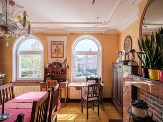 Op een uitzonderlijke locatie, pal aan het charmante dorpsplein van Zwijnaarde, bevindt zich deze statige en bijzonder sfeervolle burgerwoning. Achter de elegante gevel schuilt een veelzijdig eigendom dat moeiteloos karakter, ruimte en functionaliteit met elkaar verenigt.<br /><br />Het gelijkvloers herbergt een volwaardig appartement, ideaal als kangoeroewoning, praktijkruimte of opbrengsteigendom. De bovenliggende verdiepingen vormen een ruime en lichtrijke woonst, waar authentieke elementen en royale volumes samenkomen in een warm en uitnodigend geheel.<br /><br />De leefruimtes baden in het licht en bieden een aangenaam ruimtelijk gevoel. Achteraan bevindt zich een charmante tuin, waar het heerlijk vertoeven is in alle rust, midden in het dorpscentrum.<br /><br />De ligging op het dorpsplein zorgt voor een unieke woonbeleving, met winkels, horeca en voorzieningen letterlijk op wandelafstand, terwijl u toch geniet van een huiselijke en rustige sfeer. Bovendien bevinden zowel de Schelde als de Merelbeekse Scheldemeersen zich op korte wandelafstand — ideaal voor wie houdt van natuur, wandelen en fietsen in een groene omgeving.<br /><br />Kortom, een uitzonderlijk pand met tal van mogelijkheden, waar karaktervol wonen en strategisch investeren hand in hand gaan – een zeldzame kans in het hart van Zwijnaarde.