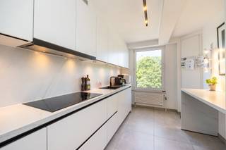 <h1><span>RUIM (125M2) EN KLASSEVOL GERENOVEERD APPARTEMENT MET 2 SLAAPKAMERS PAL IN HET CENTRUM VAN HASSELT</span></h1>
<p><span>Er zijn appartementen die u bekijkt, en er zijn appartementen die u meteen doen thuiskomen. Dit uitzonderlijk ruime appartement van maar liefst </span>125 m² (Bron: verslag EPC) gelegen op de derde verdieping aan het Leopoldplein 14, behoort zonder twijfel tot die laatste categorie. Met een unieke ligging recht tegenover de Koning Albertstraat en het iconische The Century<span> bevindt u zich letterlijk in het kloppende hart van Hasselt, waar gastronomie, shopping, cultuur en het bruisende stadsleven samenkomen.</span></p>
<p><span>Achter de gevel schuilt een geheel dat in </span>2023 volledig werd gestript en tot in het kleinste detail werd gerenoveerd<span>, met een compromisloze keuze voor kwaliteit en comfort. Elk detail werd zorgvuldig uitgewerkt, waardoor u vandaag kunt genieten van een instapklaar appartement dat voldoet aan de verwachtingen van de meest veeleisende koper. <br /><br />Het EPC B staat garant voor een energiezuinig geheel. In 2026 werd er een nieuwe HR gasketel geplaatst. In het EPC werd hiermee nog geen rekening gehouden.</span></p>
<p><span>De royale leefruimte wordt overspoeld door natuurlijk daglicht en sluit naadloos aan op een stijlvolle, volledig uitgeruste keuken met kwalitatieve </span>AEG-toestellen<span>, waaronder een inductiekookplaat, oven met pyrolysefunctie, koelkast, diepvries en alle hedendaagse comfort die u mag verwachten. </span></p>
<p><span>Met twee volwaardige slaapkamers en een smaakvol afgewerkte badkamer biedt dit appartement alle ruimte om comfortabel te wonen. Doorheen de volledige woning werden op maat gemaakte inbouwkasten geïntegreerd, waardoor functionaliteit en design perfect in balans zijn en elke vierkante meter optimaal wordt benut.</span></p>
<p><span>Een absolute meerwaarde vormen de twee terrassen, elk met hun eigen karakter. Het terras aan de voorzijde laat u genieten van het levendige stadsbeeld en het uitzicht over het Leopoldplein, terwijl het terras aan de achterzijde een verrassend rustige plek creëert waar u zich volledig kunt terugtrekken.</span></p>
<p><span>Ook praktisch scoort deze eigendom bijzonder sterk. Videofonie zorgt voor extra comfort, terwijl een private kelderberging bijkomende opbergruimte biedt. Hoewel het appartement niet over een eigen parkeerplaats beschikt, zijn er in de ondergrondse parking van het gebouw verschillende parkeerplaatsen beschikbaar voor huur.</span></p>
<p><span>Dit is niet zomaar een appartement, maar een zeldzame opportuniteit voor wie op zoek is naar een mooi afgewerkt appartement op een van de meest gegeerde locaties van Hasselt.</span></p>
<p><span>Graag een bezoek ter plaatse? Contacteer ons op info@momentumvastgoed.be of bel ons op 011 96 51 76</span></p>