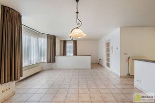 IDEALIS VASTGOED – INSTAPKLAAR GELIJKVLOERS APPARTEMENT MET LICHTRIJKE LEEFRUIMTE,  RUIME OPEN KEUKEN, BADKAMER, SLAAPKAMER EN AUTOSTAANPLAATS OP...