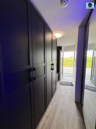 GERENOVEERDE HOB MET GROTE TUIN EN 2 GARAGESRichtprijs : 419.000 euro Deze woning is als volgt ingedeeld : inkomhal met toegang tot toilet, ruime...