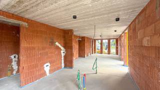 <p><span>Elke zondag welkom op ons kantoor van 10u-12u voor meer info over de nieuwbouwprojecten!<br /></span><br />Moderne nieuwbouwwoning in ruwbouw (HOB) met 3 slpks, zalig gelegen op een nieuwe verkaveling met een uitstekende bereikbaarheid naar winkels, scholen en de autosnelweg E313-E314!<br />Deze rustige gelegen half open bebouwing wordt opgetrokken in een lichte steen en bevindt zich op een perceel van 2.5 are met een zuidwestelijke oriëntatie.<br /><br />De strakke blok heeft een bruto bewoonbare oppervlakte van 156 m² en is praktisch opgedeeld.<br />Er werd rekening gehouden met een grote leefruimte met achteraan een gezellige keukenruimte verbonden met een ruime berging.<br /><br />Via de inkomhal met gastentoilet komt men in de living met aparte zithoek en eetkamer.<br />Vanuit de living vertrekt ook de trap naar boven. Langs de keuken bevindt er zich een praktische berging. Door de grote ramen is er een uitstekende lichtinval.<br />Op de eerste verdieping zijn er 3 slaapkamers ( waarvan 1 met dressing), een technische berging, een apart toilet en een badkamer.<br /><br />Deze ruwbouwwoning wordt opgeleverd met een vlak getrokken perceel dat onmiddellijke aanplanting toelaat.<br /><br />De Simone Reyndersstraat is een jonge verkaveling waar rust en wonen hand in hand gaan.<br />Boekt staat gekend als een rustig gedeelte van Heusden-Zolder met als grote troef de uitstekende bereikbaarheid van de autosnelweg richting Verkeerswisselaar E313-E314 = “Het Klaverblad”.<br />Als extraatje vertrekt men vanuit hier te voet richting natuur voor ene prachtige boswandeling en heeft men ook nog een echte warme bakker in de buurt!<br />Deze compacte woningen zijn ideaal als starterswoningen : ook een school ligt gewoon om de hoek.<br /><br />De woningen worden verkocht onder 12% schrijfgeld op de grond en 21% op de constructie!<br /><br />Samenwerken met deze bouwheer is kiezen voor zekerheid en duidelijke afspraken; voor de snelle beslissers zijn aanpassingen binnen nog mogelijk.<br /><br />GELIJKVLOERS : inkomhal, gastentoilet, leefruimte met trap naar boven, eetkamer, keuken, grote berging<br />EERSTE VERDIEPING : nachthal, 3 slaapkamers ( waarvan 1 met dressing) , badkamer, berging, apart toilet<br />TUIN: aan te leggen<br /><br />Pluspunten:<br />-zeer rustige verkaveling, gelegen op het einde = doodlopend<br />-strakke en moderne stijl!<br />-zeer degelijke bouw<br />-156 m²<br />-aangename leefruimte- grote berging<br />-3 slaapkamers (waarvan 1 met dressing)<br />-goede ligging<br />-bij de autosnelweg alsook bij natuur en bos!<br />-grondwaarde aan 12%, enkel constructie onder 21%BTW<br />-regenwaterput en wadi<br /><br /><span>Maatregelen opgenomen in het Maatregelenregister: nee</span><br /><br />Voor een afspraak of meer info, bel ons op 078/78.78.70, of kom gewoon binnen op ons kantoor. Steeds welkom!</p>