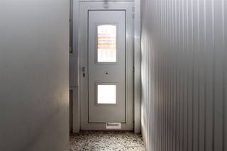 <p><span>Gezinswoning met zij-ingang gelegen in het centrum van Hoevenen. Winkels, scholen en openbaar vervoer op wandelafstand.</span></p><p><span> </span></p><p><span>Deze woning beschikt over 2 à 3 slaapkamers en tuin van 105 m². </span></p><p><span> </span></p><p><span>Momenteel is de woning verhuurd (€ 825/maand).</span></p>