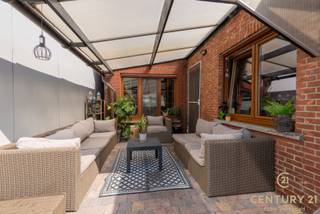 Charmante Deels Gerenoveerde Woning op Steenworp van het Gezellige Centrum van Oud-TurnhoutOntdek deze charmante deels gerenoveerde woning, ideaal...
