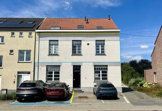 Op een bijzonder gegeerde locatie in Heverlee, vlak bij Leuven, IMEC en het UZ Leuven – Gasthuisberg, vinden we dit lichtrijke en aangename appartement op de eerste verdieping van een kleinschalig gebouw, waarvan het dak in 2021 nog volledig werd gerenoveerd. Dankzij de uitstekende ligging combineert deze woning een vlotte bereikbaarheid met alle voordelen van het bruisende Leuven en de nabijheid van belangrijke kennis- en zorginstellingen.<br />Het appartement werd rond 2017 volledig gerenoveerd en verkeert daardoor in een verzorgde en instapklare staat. De woning beschikt over een inkomhal die toegang geeft tot de verschillende leefruimtes, een praktische keuken en een ruime woon- en eetkamer die dankzij de grote hoeveelheid natuurlijk licht een bijzonder aangename sfeer en een fijne flow biedt. Verder zijn er twee slaapkamers en een badkamer, uitgerust met een bad, toilet en aansluiting voor een wasmachine.<br />Met een EPC-label C, een conforme elektrische installatie en een asbestveilig attest zijn bovendien enkele belangrijke technische troeven aanwezig.<br />Dit appartement is een uitstekende keuze voor wie op zoek is naar een comfortabele eigen woonst op een topligging, maar is dankzij de nabijheid van Leuven, IMEC en Gasthuisberg eveneens bijzonder interessant als investering. Een veelzijdige woning met een sterke ligging en een aangename, lichtrijke leefomgeving.