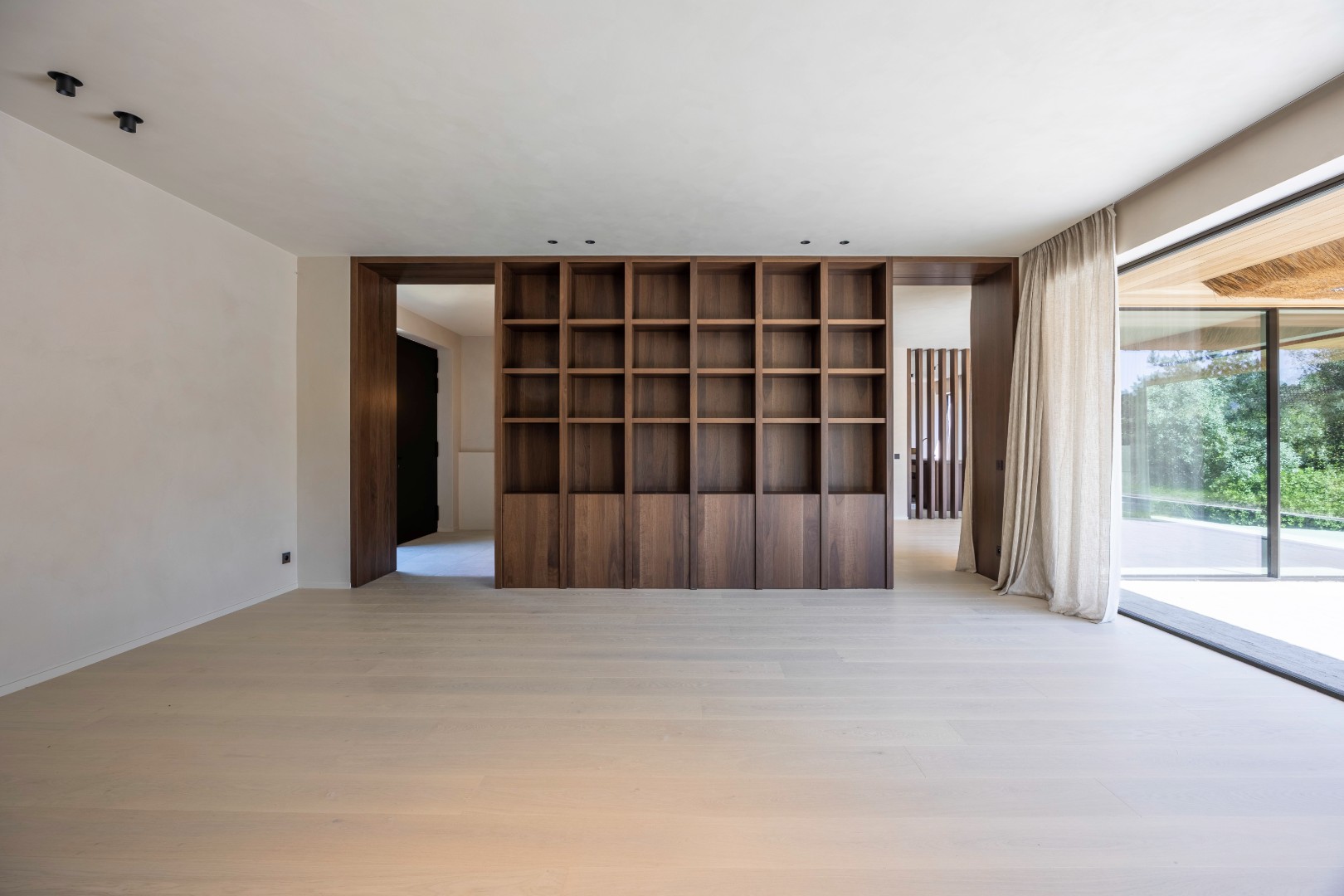 FENOMENALE nieuwbouwvilla afgewerkt met TOP materialen, zwembad en een autolift, gelegen op één van de meest EXCLUSIEVE plaatsen in het ZOUTE. - foto 5