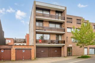 Aan het einde van dé winkelstraat van Geel vinden we dit instapklare appartement terug. Dankzij deze uitzonderlijke centrale ligging vinden we...