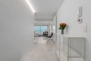 Sint-Idesbald is gekend als de familiebestemming aan zee, waar iedereen zijn gading vindt. Het appartement bevindt zich op het vijfde verdiep van het gebouw BELLE VUE, ter hoogte van het info centrum van de Dienst voor Toerisme. Het gebouw Belle Vue heeft in 2017 een grondige gevelrenovatie ondergaan en is zo goed als nieuw ! Het appartement zelf is eveneens in 2017 met heel veel smaak gerenoveerd en biedt alle comfort. Luxueuze afwerking. Dankzij een breed venster ( tot op de grond ) biedt het appartement een verbluffend panoramisch zicht op het wijdse strand en op de spectaculaire zee. Het appartement met 90M2 bewoonbare oppervlakte geniet een top ligging op wandelafstand van het leuke winkelcentrum van Sint-Idesbald zeilclub de KYC. Plaats voor 6 mensen te slapen. Maak snel uw afspraak voor een bezoek ter plaatse.