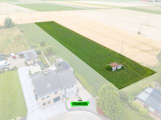 Op zoek naar een grond (gelegen in woongebied in landelijk karakter) waar rust, ruimte en een landelijke omgeving centraal staan? Dan is deze grond in Velzeke, een deelgemeente van Zottegem, zeker het bekijken waard. <br /><br />Het perceel heeft een totale oppervlakte van ca. 3.209 m² en beschikt over een gunstig stedenbouwkundig attest voor de oprichting van een halfopen bebouwing. Het perceel bevindt zich in een landelijk woonlint en geniet van een rustige ligging met een vlotte verbinding naar het centrum van Zottegem en de omliggende gemeenten.<br /><br />Volgens het afgeleverde attest kan een halfopen woning opgericht worden met een maximale bouwdiepte van 15 meter. Het hoofdgebouw dient voorzien te worden van een hellend dak, passend binnen het landelijke karakter van de omgeving.<br /><br />Een bijkomende troef is de ruime perceel oppervlakte met achteraan een groen en landelijk karakter, wat zorgt voor een uitzonderlijk gevoel van rust en privacy. <br /><br />Interesse in deze unieke bouwkans in Velzeke? Contacteer ons voor meer informatie over de stedenbouwkundige mogelijkheden en de bijhorende voorwaarden.<br /><br />