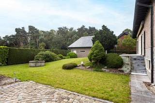 <p>Te koop te Berlare! <br />Op een mooi perceel van ongeveer 1.000 m² bevindt zich dit ruime en stijlvolle villa dat rust, comfort en functionaliteit moeiteloos combineert.<br />Gelegen op wandel van het natuurdomein het Broek.<br />De woning straalt karakter en ruimte uit dankzij de hoge plafonds, grote raampartijen en met prachtige antieke schouwen. Deze elementen zorgen samen voor een warme, authentieke uitstraling en een open, lichtrijk woongevoel. Vanuit de leefruimtes geniet je van een uitzicht over de velden.<br />Woning kan perfect dienen als kangoeroewoning, praktijk,.. tal van mogelijkheden.<br />Ruime inkomhal<br />2 Lichtrijke leefruimte met zit- en eetgedeelte<br />Karaktervolle schouwen<br />Volledig uitgeruste keuken met zicht op de tuin<br />Mogelijkheid tot bureauruimte op het gelijkvloers<br />Aansluitend bevindt zich de eerste badkamer met douche<br />De eerste verdieping van de woning kan bereikt worden via de personenlift of via de traphal<br />Bovenverdieping met 4 ruime slaapkamers en 2 badkamers met ligbad en douche<br />Extra troeven:<br />Volledig onderkelderd met ruimte voor meerdere wagens, hobbyruimte of stockage<br />Automatische poort voor extra comfort<br />Buitengarage<br />De woning is volledig asbestveilig<br />Graag een bezoek ter plaatse? Contacteer Bernhard op 0476 022 089 of mail naar bernhard@cornelis-goeman.be voor een afspraak.</p>