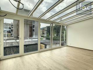 Smaakvol volledig gerenoveerd (2023) appartement op de eerste verdieping in het centrum van Tervuren, voorzien van een zuid gerichte tuin, terras...