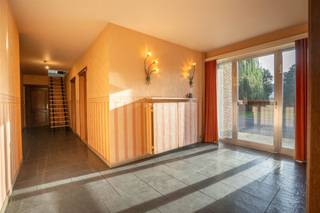 <h1><span>UITZONDERLIJK VASTGOED – Ruime bungalow met vergunde loods van ca. 400 m² op een prachtig domein van 44a 35ca!</span></h1><p><span><strong>UNIEKE OPPORTUNITEIT VOOR ZELFSTANDIGEN, ONDERNEMERS OF WIE WONEN EN WERKEN WIL COMBINEREN!</strong></span></p><p><span>Bent u op zoek naar een eigendom met uitzonderlijk veel ruimte, privacy en tal van mogelijkheden? Dan is dit unieke vastgoed beslist een bezoek waard!</span></p><p><span>Via een private oprijlaan bereikt u het <strong>volledig omheinde domein van maar liefst 44a 35ca</strong>, afgesloten met een elektrische toegangspoort. Het uitgestrekte terrein biedt volop parkeergelegenheid en beschikt over een <strong>vergunde loods/atelier van ca. 400 m²</strong>, ideaal voor zelfstandigen, ondernemers, opslag of diverse professionele activiteiten.</span></p><p><span>Naast de loods bevindt zich een ruime, vrijstaande bungalow uit 1973 met een gelijkvloerse oppervlakte van ca. 200 m² en een bijkomende zolderruimte van maar liefst 110 m².</span></p><p><span>De woning verwelkomt u via een ruime inkomhal met gastentoilet en leidt naar een gezellige leefruimte van met open haard. De ingerichte keuken sluit aan op de prachtige tuinkamer, waar u dankzij het panoramische uitzicht volop geniet van de rust en het groen van de omliggende tuin met zuidwest oriëntatie.</span></p><p><span>Verder beschikt de woning op het gelijkvloers over drie slaapkamers , een badkamer met toilet, een praktische wasplaats en een inpandige garage. Een absolute meerwaarde is de ruime zolderverdieping van ca. 110 m², bereikbaar via een vaste trap. Deze ruimte biedt de mogelijkheid voor <strong>extra kamers</strong> of andere multifunctionele ruimtes te creëren.</span></p><p>Contacteer ons voor een bezoek! Bel 016 229 228 of mail office@connct-immo.be <br />EPC: 329 kWh/m² - label D - UC 3952271<br />Wg-Gdv-Gvkr-Gvv</p>