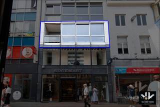 <strong><u>Instapklaar 2-slaapkamerappartement recht in het centrum van Hasselt - met 2 kelderbergingen! <br /><br />TROEVEN:</u></strong><br />- Energiezuinig: EPC label B! <br />- Elektrische installaties goedgekeurd tot 2047 <br />- 2 slaapkamers <br />- Centrumlocatie met alle voorzieningen binnen handbereik <br />- 2 kelderbergingen, waarvan eentje van maar liefst 17 m² <br /><br />Welkom in dit tof appartement in de Hasseltse Demerstraat, dé winkelstraat bij uitstek in het altijd levendige stadscentrum! Het appartement is gelegen op de tweede verdieping en bereikbaar via de centrale traphal of met de lift. De indeling omvat aan de straatzijde een ruime woonkamer, een geïnstalleerde keuken en een gezellig overdekt terras met zicht op de winkelstraat.<br />Centraal in het appartement is er de inkomhal, het toilet, de badkamer met ligbad en wastafel en een aparte berging/wasplaats. Aan de achterzijde tenslotte zijn er 2 slaapkamers die beiden toegang geven tot een tweede terras. Voor extra opslagruimte is er een zeer ruime en afsluitbare berging van maar liefst 17 m² in de kelderverdieping. Het appartement werd door de huidige bewoner volledig gerenoveerd waaronder laminaatvloeren, een moderne keuken, elektrische screens aan de voorzijde, en rolluiken aan de achterzijde, eveneens elektrisch. <br /><br />In het complex is er een gezamenlijke fietsenstalling voor de bewoners en voor de auto biedt de stad gratis bewonersparkeren voor 2 voertuigen aan in zone centrum, met uitbreiding naar enkele slagboomparkings in de nabije omgeving.<br /><br />Een instapklaar, tof appartement op een perfecte locatie voor diegene die ten volle van het stadsleven wenst te genieten of op zoek is naar een rendabele investering! René leidt je met veel plezier rond. 