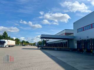 Excellent emplacement pour un espace de stockage de 2 698 m² combiné à une mezzanine de 371 m² à louer dans la zone industrielle « Genk Zuid »,...