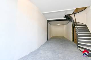 Ontdek dit prachtig gerenoveerde appartement, gerealiseerd met hart en ziel in samenwerking met de betrouwbare vakmensen van Hova Interiors. Hier...