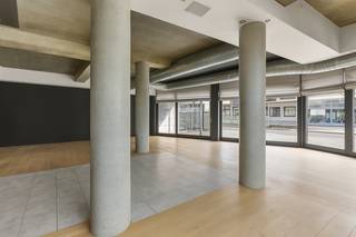 Uiterst commercieel gelegen hoekhandelspand.<br /><br />Elke commerciele activiteit is hier mogelijk.<br /><br />Omwille van de constructie van het pand kunnen alle binnenmuren worden weggenomen.<br /><br />Extra berging is voorzien in de zeer ruime kelder van 60m² en de verschillende kleinere kelderbergingen