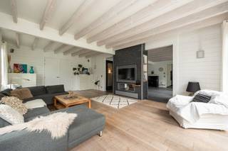 <p>In een bijzonder groene en residentiële omgeving in Schilde bevindt zich deze statige Long Island villa. Dankzij de royale volumes, de doordachte indeling en de vele slaapkamers is deze woning ideaal voor grote gezinnen.</p>
<p><strong>GELIJKVLOERS<br /></strong>Via de indrukwekkende <strong>inkomhal van 35m²</strong> met vestiairekasten, gastentoilet en handenwasser betreedt u de woning.<br />Aansluitend bevindt zich een <strong>bureel van 15m²</strong> op parket, ideaal als home office.<br />De ruime <strong>woonkamer van 37m²</strong> op parket sluit aan op de <strong>eetkamer van 29m²</strong>.<br />Verder beschikt de woning over een gezellige <strong>tv-kamer van 22m².<br /></strong>Het hart van de woning is de <strong>leefkeuken van 50m²</strong>, uitgerust met een kookeiland, keramische kookplaat, vaatwasser, heteluchtoven, dubbele spoelbak, composieten werkblad, ontbijthoek en eveneens een aansluiting voor een gashaard.<br />Naast de keuken bevindt zich een praktische <strong>berging of bijkeuken van 8m²</strong> met ingemaakte kasten.</p>
<p>De fraai aangelegde tuin biedt alle privacy en is bereikbaar via een automatische toegangspoort.</p>
<p>Verder beschikt het perceel over een <strong>terras van 65 m² </strong>op tegel<strong>,</strong> een tuinhuis van 10 m² en een fietsenstalling.</p>
<p><strong>1STE VERDIEPING<br /></strong>Op de eerste verdieping geeft de ruime overloop toegang tot vijf volwaardige slaapkamers.<br /><strong>De hoofdslaapkamer van 26 m² </strong>beschikt over een eigen terras en sluit aan op een luxueuze <strong>badkamer van 22 m²,</strong> ingericht met een ligbad, inloopdouche, dubbel lavabomeubel, toilet en sauna.<br /><strong>2<sup>de</sup> slaapkamer</strong> <strong>van 19 m²</strong> beschikt over een <strong>aparte dressing</strong>.<br /><strong>2<sup>de</sup> badkamer </strong>met inloopdouche en dubbel lavabomeubel.<br /><strong>3<sup>de</sup> slaapkamer</strong> <strong>van 23 m²</strong> heeft eveneens toegang tot een terras.<br /><strong>3<sup>de</sup> badkamer</strong> met inloopdouche en lavabomeubel.<br /><strong>4<sup>de</sup> slaapkamer</strong> <strong>van 20 m²</strong> is voorzien van ingemaakte kasten en geeft eveneens uit op het terras.<br /><strong>5<sup>de</sup> slaapkamer 17 m².</strong></p>
<p>Op deze verdieping bevindt zich bovendien een praktische <strong>wasplaats van 11 m²</strong> met uitgietbak en aansluitingen voor wasmachine en droogkast.</p>
<p><strong>2DE VERDIEPING<br /></strong>Deze verdieping van 117m² biedt tal van mogelijkheden om bijkomende slaapkamers, hobbyruimte of een polyvalente ruimte te creëren.</p>
<p><strong>BIJZONDERHEDEN<br /></strong>De vermelde “bewoonbare oppervlakte” is gebaseerd op de “bruikbare vloeroppervlakte” zoals vermeld in het EPC.<br />14 Zonnepanelen, kruipruimte, front porch hardhout, regenwaterput, verwarming op aardgas, beneden vloerverwarming, boven radiators, dubbele beglazing, houten schrijnwerk, vaste vliegenhorren, alarmsysteem en videofoon.</p>
<p><strong>POSITIEVE PUNTEN<br /></strong>Asbestvrij<br />Hoge plafonds<br />14 zonnepanelen<br />Gunstige EPC-score<br />Veel parkeergelegenheid<br />7 slaapkamers & 3 badkamers<br />Groene, residentiele omgeving</p>