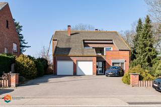 Op een uitstekende locatie te Grasheide bevindt zich dit lichtrijk appartement met 3 slaapkamers en inpandige garage. U bevindt zich hier op...